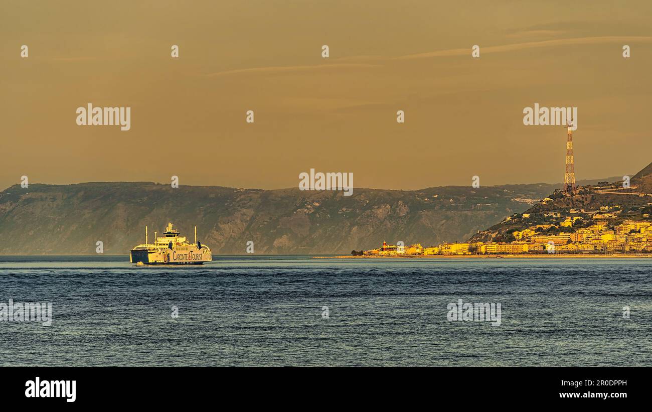 Traghetto per la Sicilia attraccato al molo nel porto di Villa San Giovanni. Villa San Giovanni, provincia di Reggio Calabria, Calabria, Italia, Europa Foto Stock