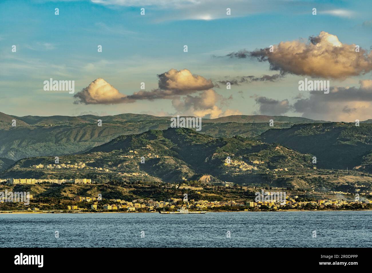 Le coste montuose della Calabria nello stretto di Messina. Le città di Villa San Giovanni e la città metropolitana di Reggio Calabria. Messina Foto Stock