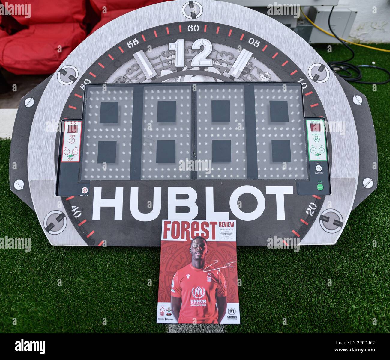 The City Ground, Nottingham, Regno Unito. 8th maggio, 2023. Premier League Football, Nottingham Forest contro Southampton; il programma di incontro accanto ai 4th ufficiali firma Credit: Action Plus Sports/Alamy Live News Foto Stock