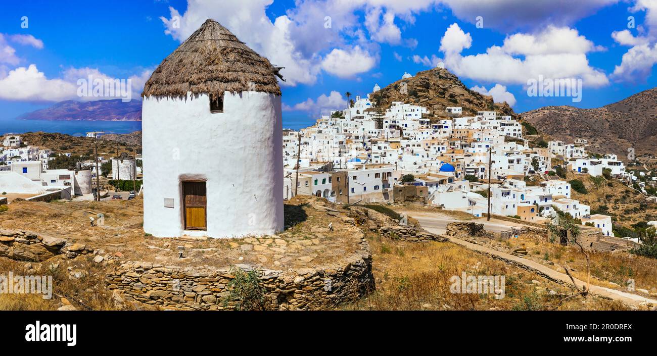 Grecia viaggio, Cicladi. Panoramica isola di iOS, vista sul pittoresco villaggio di Chora e vecchi mulini a vento Foto Stock