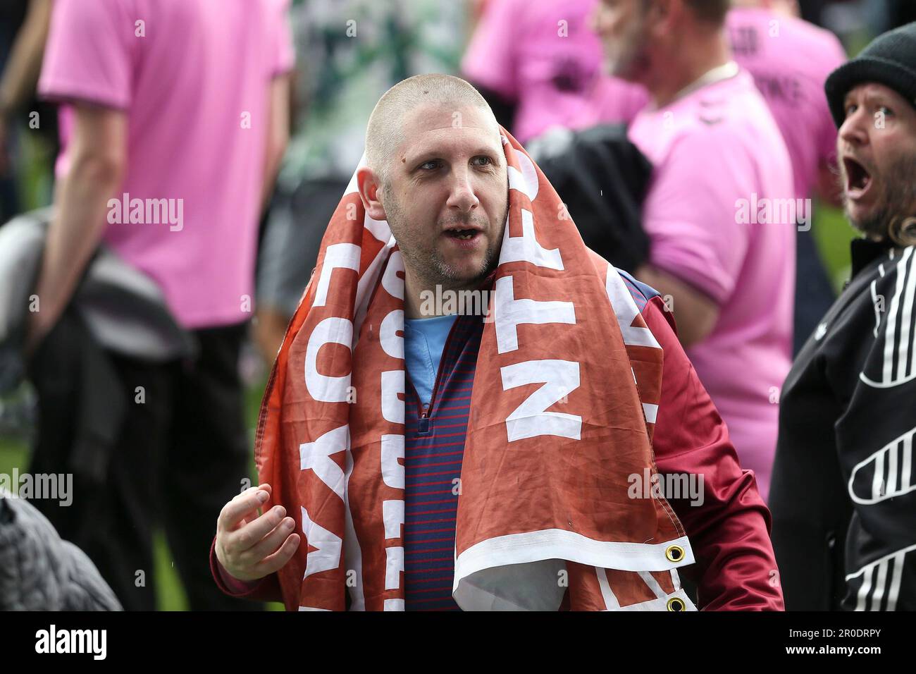 Birkenhead, Regno Unito. 08th maggio, 2023. Un fan di Northampton Town celebra la promozione. Incontro EFL Skybet Football League Two, Tranmere Rovers contro Northampton Town a Prenton Park, Birkenhead, Wirral lunedì 8th maggio 2023. Questa immagine può essere utilizzata solo per scopi editoriali. Solo per uso editoriale, licenza richiesta per uso commerciale. Nessun uso in scommesse, giochi o un singolo club / campionato / giocatore publications.pic di Chris Stading / Andrew Orchard sport fotografia / Alamy Live News Credit: Andrew Orchard sport fotografia / Alamy Live News Foto Stock