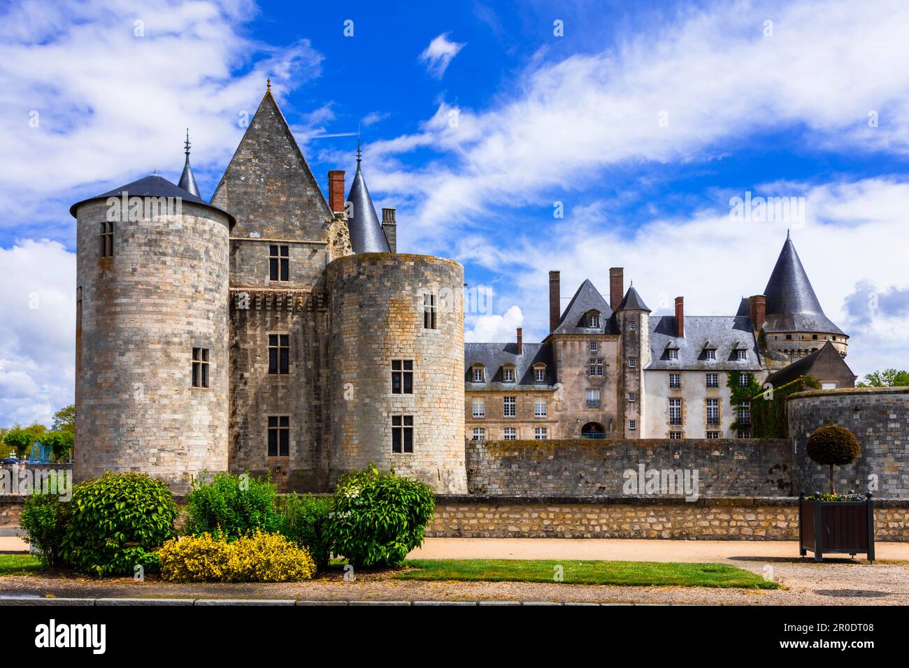 Grandi catsles medievali della Valle della Loira in Francia. Bella impressionante Sully-sul-Loire. Foto Stock
