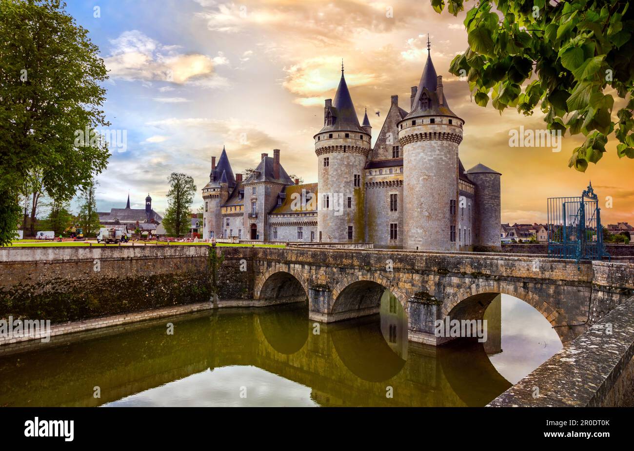 Grandi catsles medievali della Valle della Loira in Francia. Bella impressionante Sully-sul-Loire sul tramonto Foto Stock