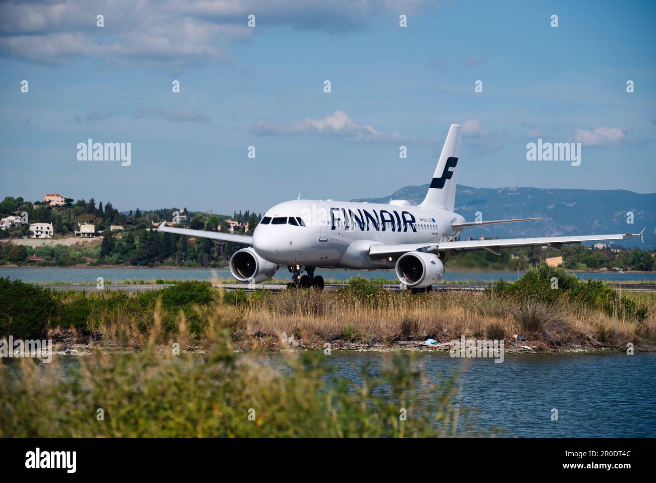 Kerkyra, Grecia - 09 24 2022: Aereo Finnair sull'aeroporto di Corfù. La padronanza dei piloti esperti è necessaria per decollare e atterrare sul più breve Foto Stock