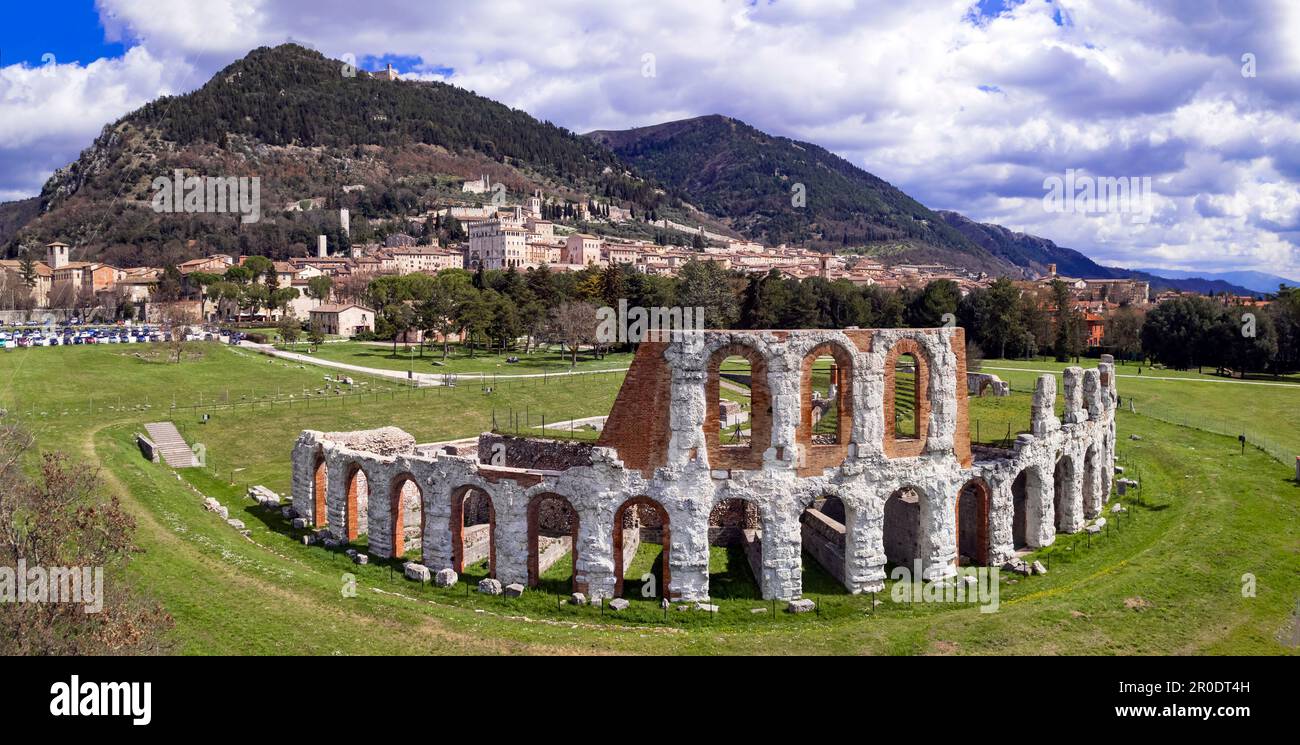 Grandi monumenti storici italiani - impressionante città di Gubbio in Umbria. Vista panoramica aerea del drone dell'anfiteatro romano. Viaggi in Italia Foto Stock