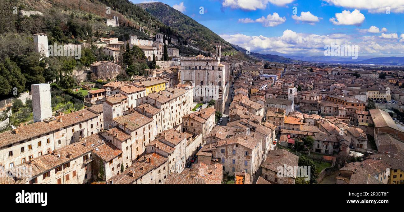 Grandi monumenti storici italiani e le migliori destinazioni turistiche - l'impressionante Gubbio in Umbria. Vista panoramica aerea del paese medievale. Italia tr Foto Stock