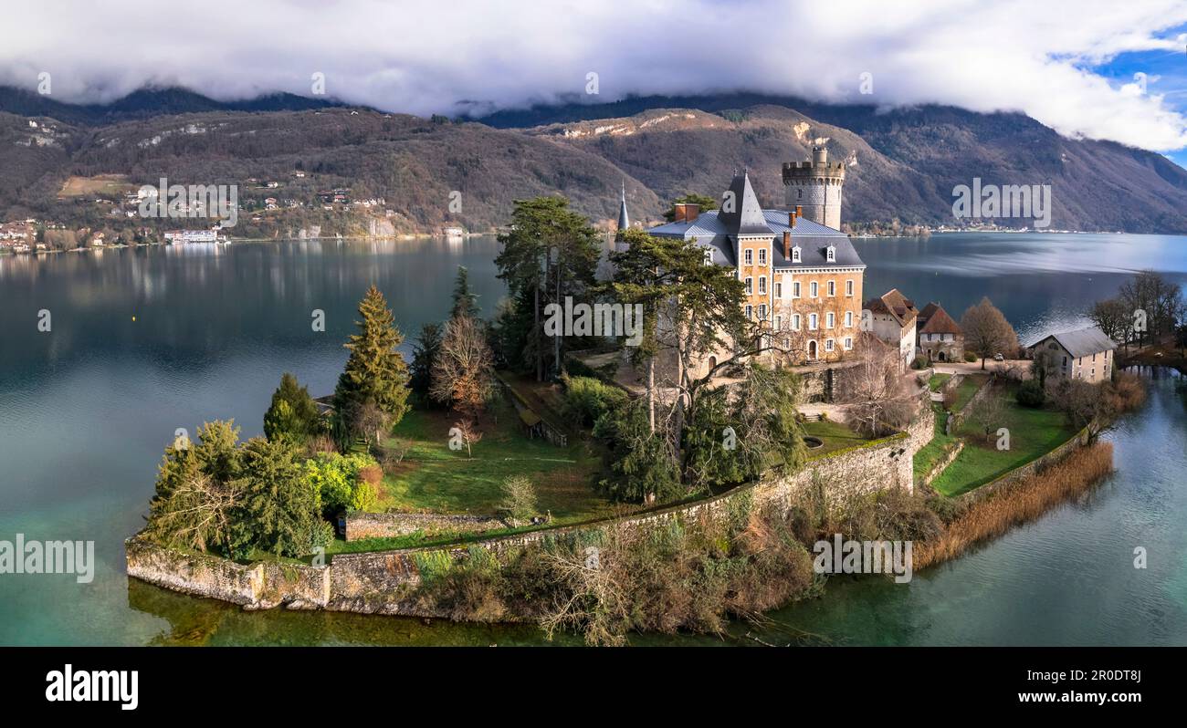Incredibili laghi panoramici delle Alpi europee - bella Annecy con il castello da favola Duingt sull'isola. vista panoramica aerea. Francia, alta Savoia Foto Stock