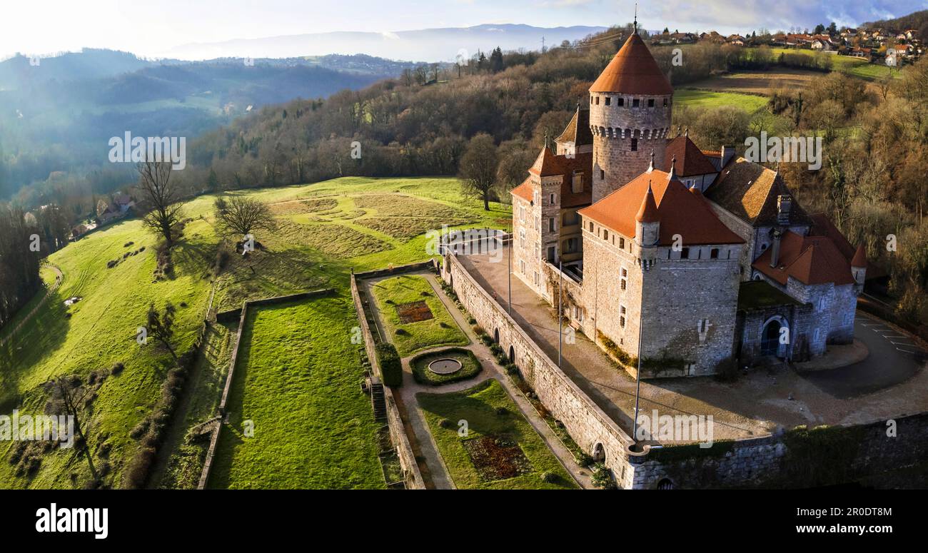 Vista panoramica aerea del bellissimo castello medievale Chateau de Montrottier, Rodano-Alpi, Savoia, Francia Foto Stock