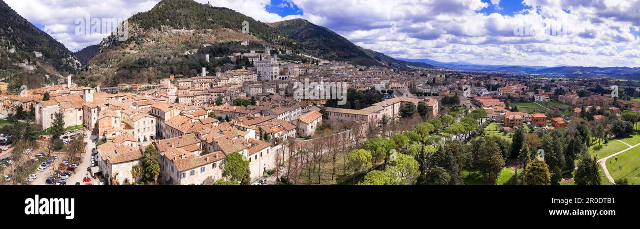 Vista panoramica aerea del borgo medievale di Gubbio in Umbria. Viaggio in Italia .grandi monumenti storici italiani e le migliori destinazioni turistiche Foto Stock
