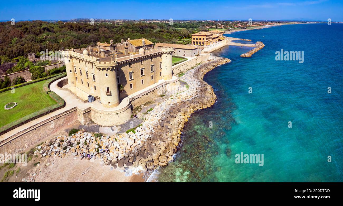 Splendida vista panoramica aerea del castello sulla spiaggia a Ladispoli - Castello Palo Odescalchi. Regione Lazio, Italia Foto Stock