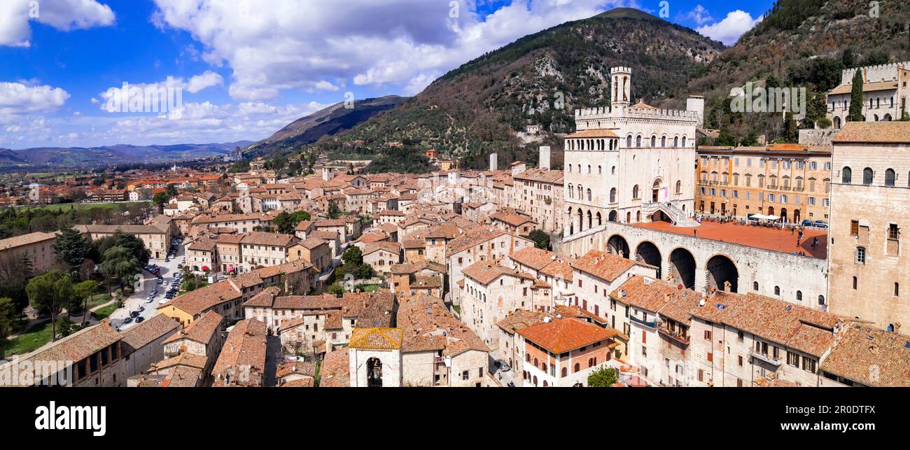 Vista panoramica aerea del borgo medievale di Gubbio in Umbria. Viaggio in Italia .grandi monumenti storici italiani e le migliori destinazioni turistiche Foto Stock