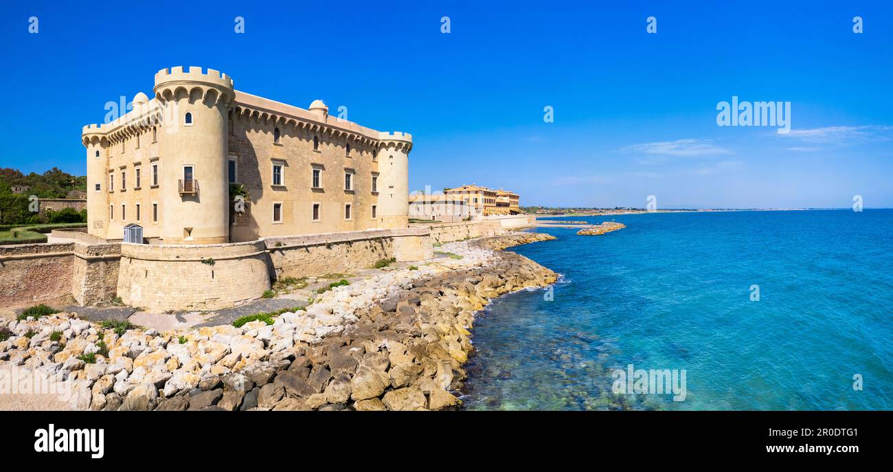 Bella vista panoramica del castello sulla spiaggia a Ladispoli - Castello Palo Odescalchi. Regione Lazio, viaggi in Italia e punti di riferimento Foto Stock