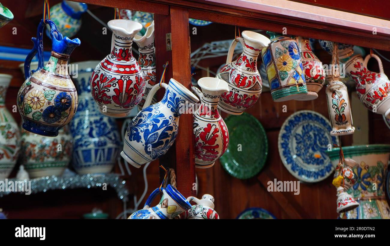 Caraffe in ceramica tradizionali romene decorate con motivi floreali dipinti dal villaggio di Corund in vendita in una fiera di Bucarest Foto Stock