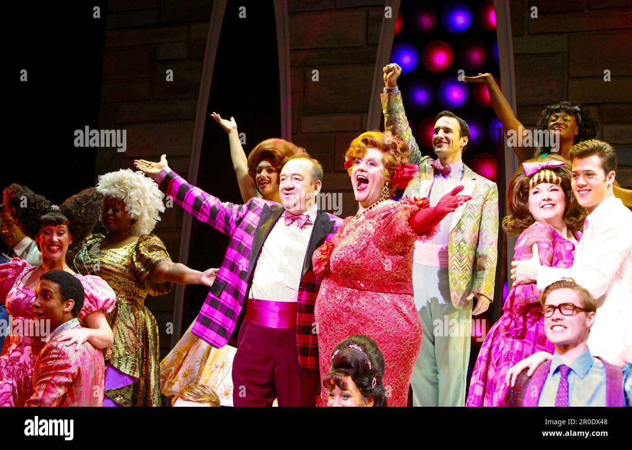 Centro: Mel Smith (Wilbur Turnblad), Michael Ball (Edna Turnblad ...