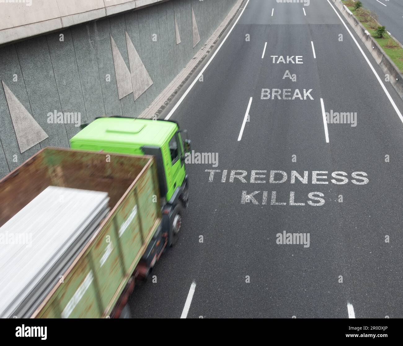 Stanchezza, sonno al volante, guida pericolosa, conducente assonnato... concetto Foto Stock