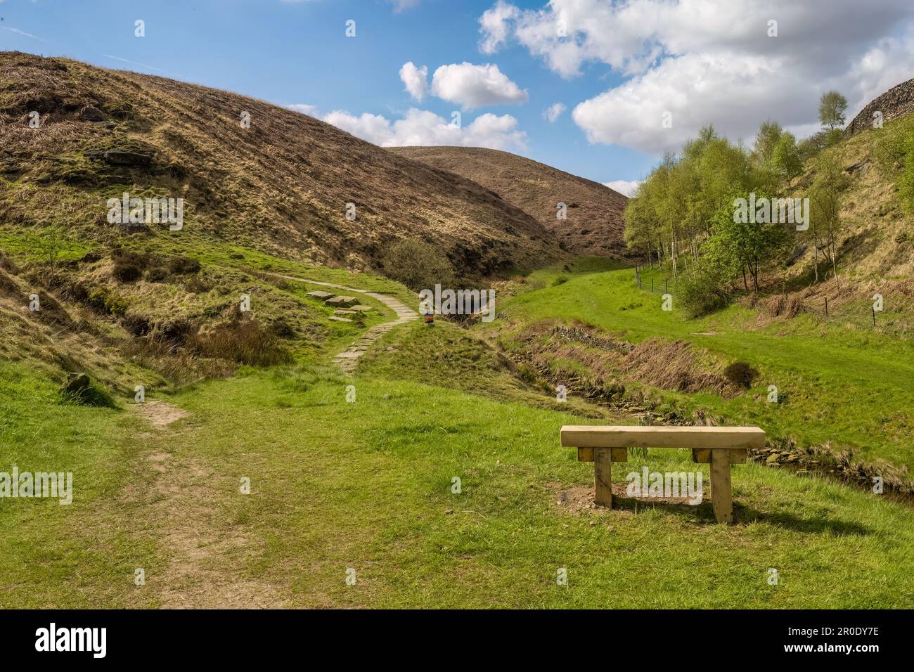 This Pule Hill circular walk is full of amazing rock formations, reservoirs and beautiful moorland. At just over 10km this walk only has a couple of s Foto Stock