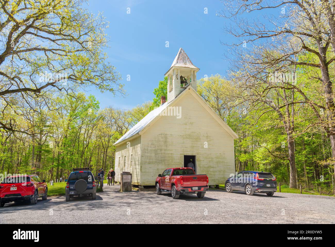 Cades Cove, Tennessee, Stati Uniti – 24 aprile 2023: Foto orizzontale di turisti che visitano la primitiva Chiesa Battista a Cades Cove, Tennessee in t Foto Stock