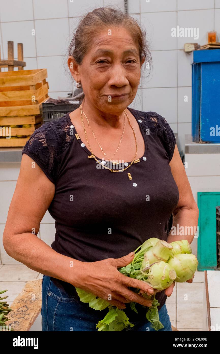 Donna stallholder, Lucas Galvez mercato, Merida, Yucatan, Messico Foto Stock
