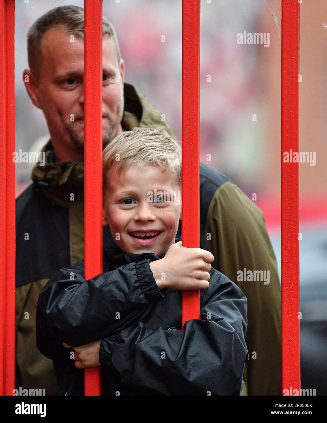 The City Ground, Nottingham, Regno Unito. 8th maggio, 2023. Premier League Football, Nottingham Forest contro Southampton; Un giovane fan di Southampton attende l'arrivo dei giocatori Credit: Action Plus Sports/Alamy Live News Foto Stock