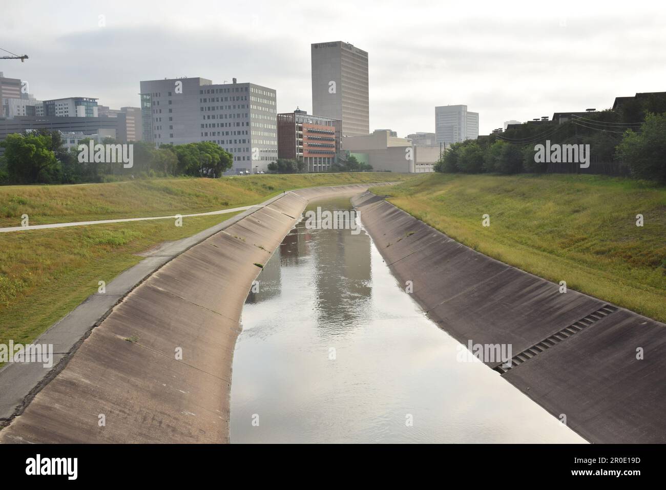 La bellissima città di Houston con un canale che va proprio dal centro Foto Stock