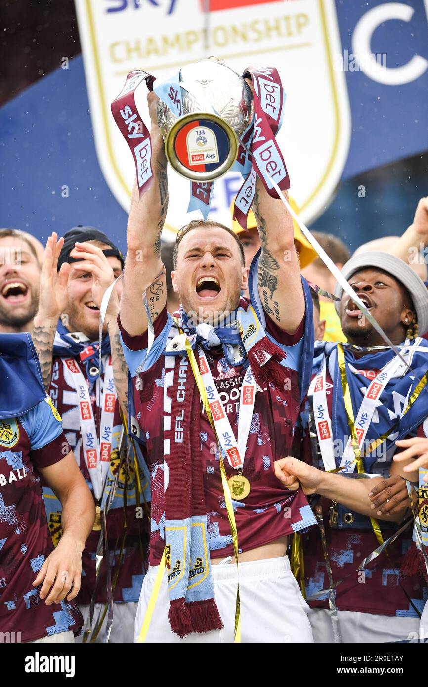 Burnley, Regno Unito. 8th maggio, 2023. Ashley Barnes solleva il trofeo Sky Bet EFL Championship durante la partita Sky Bet Championship al Turf Moor, Burnley. Il credito dell'immagine dovrebbe essere: Gary Oakley/Sportimage Credit: Sportimage Ltd/Alamy Live News Foto Stock