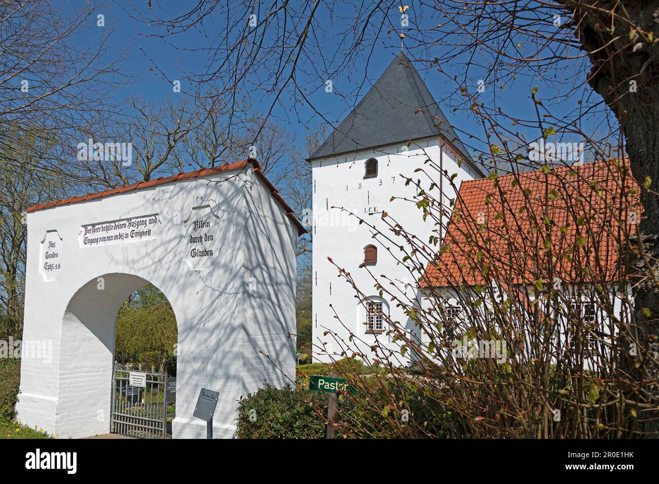 Porta e chiesa, Neukirchen, Steinbergkirche, Schleswig-Holstein, Germania Foto Stock