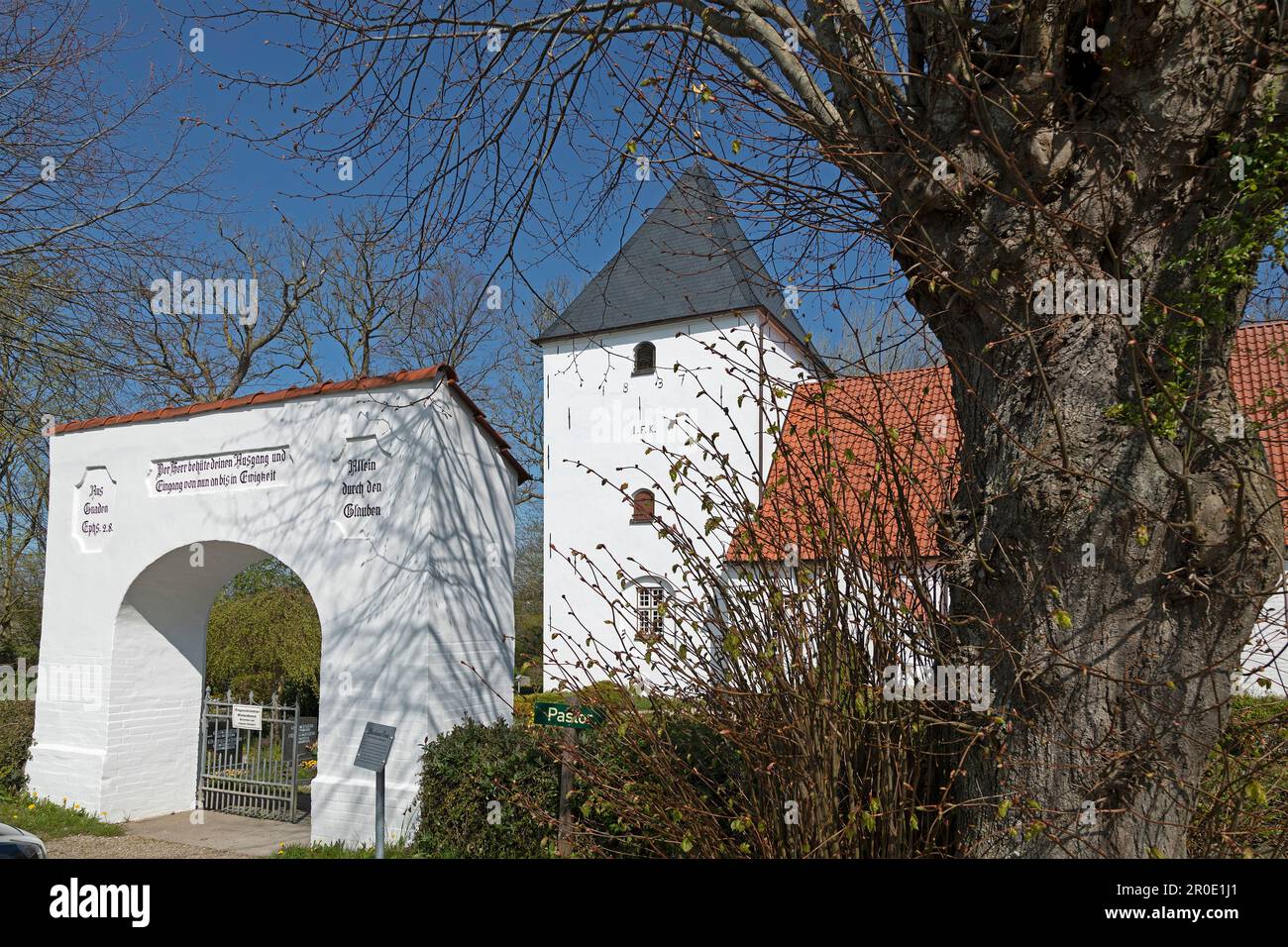 Porta e chiesa, Neukirchen, Steinbergkirche, Schleswig-Holstein, Germania Foto Stock