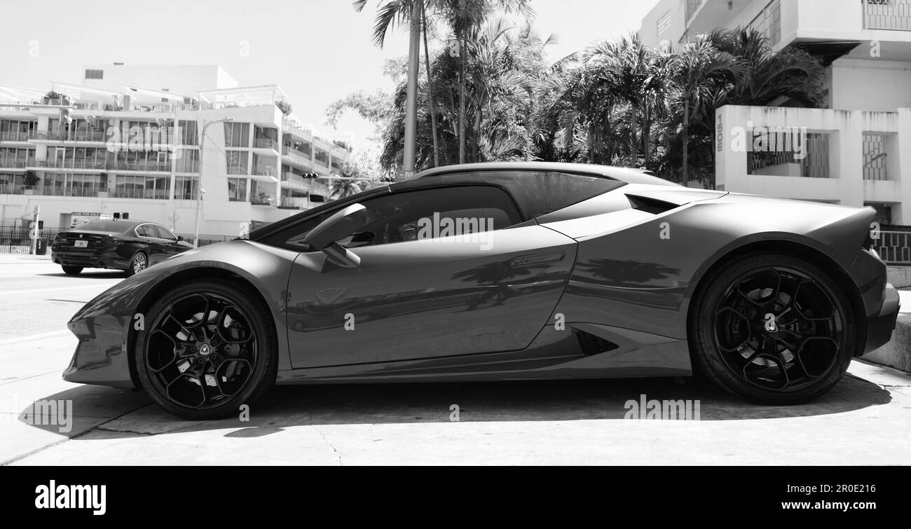 Los Angeles, California USA - 14 aprile 2021: Vista laterale Orange Lamborghini Aventador. Foto Stock