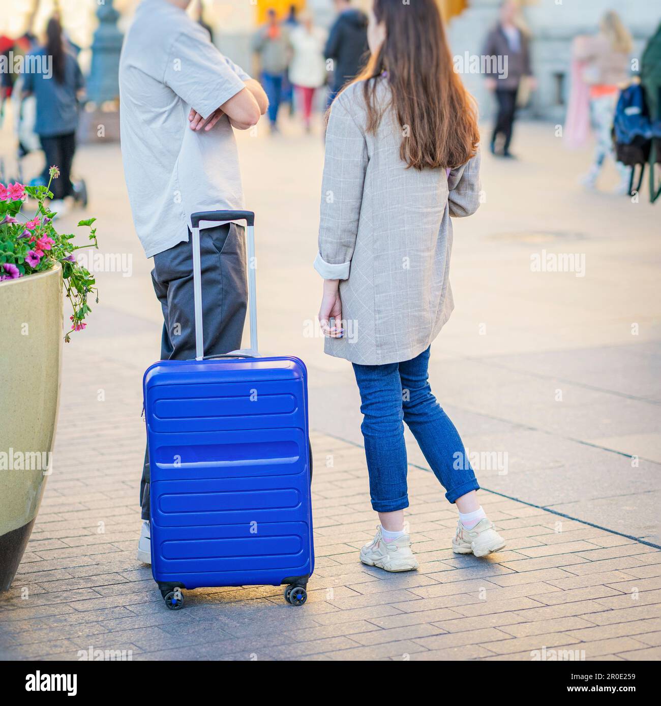 Due giovani irriconoscibili, viaggiatori in piedi vicino a valigie, giorno di sole estivo, concetto di viaggio e turismo Foto Stock