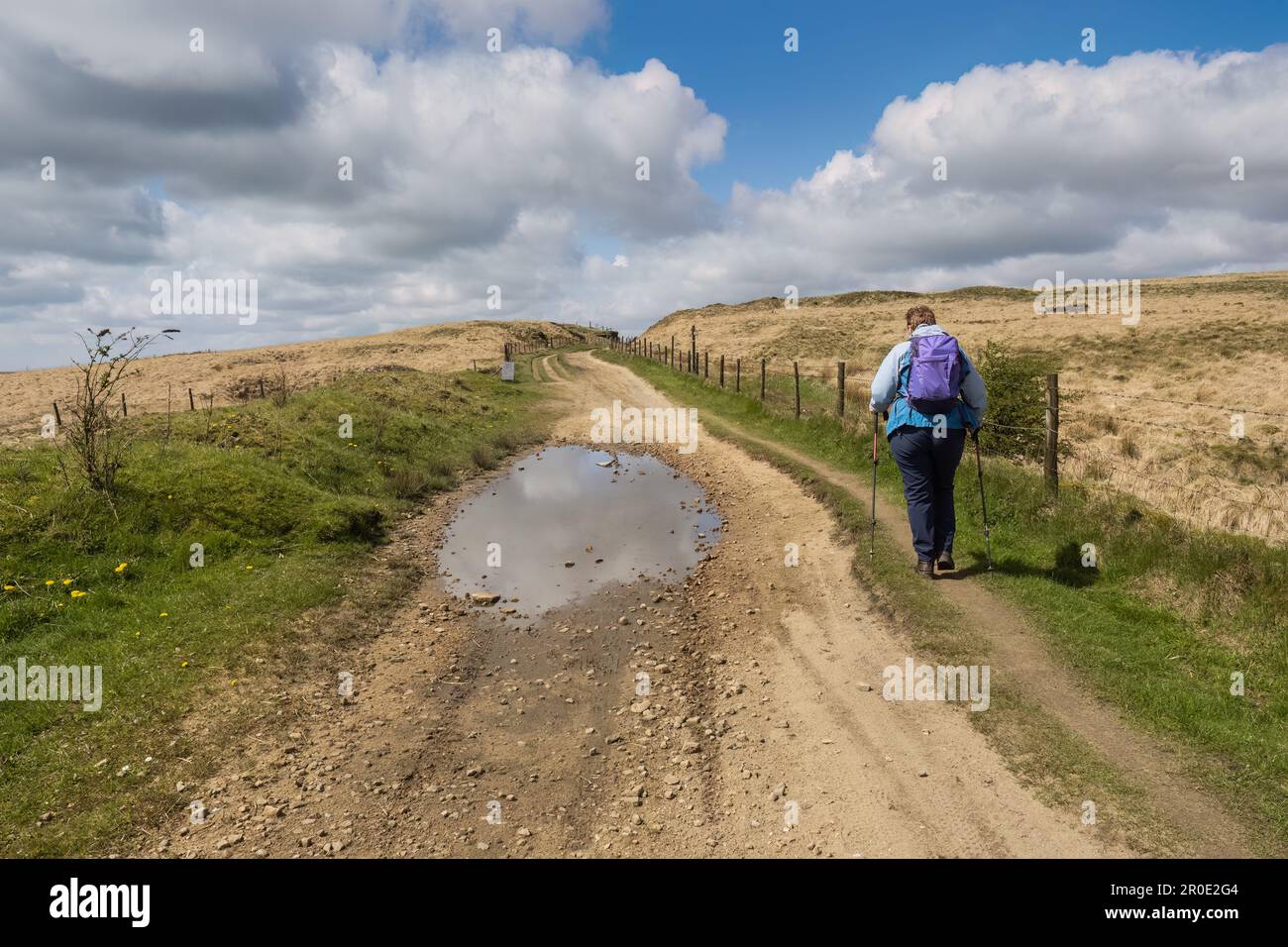 07.05.23 Marsden, West Yorkshire, Regno Unito. Donna collina a piedi sulla Oldham Way e Pennine Wat vicino a Marsden Moor Foto Stock