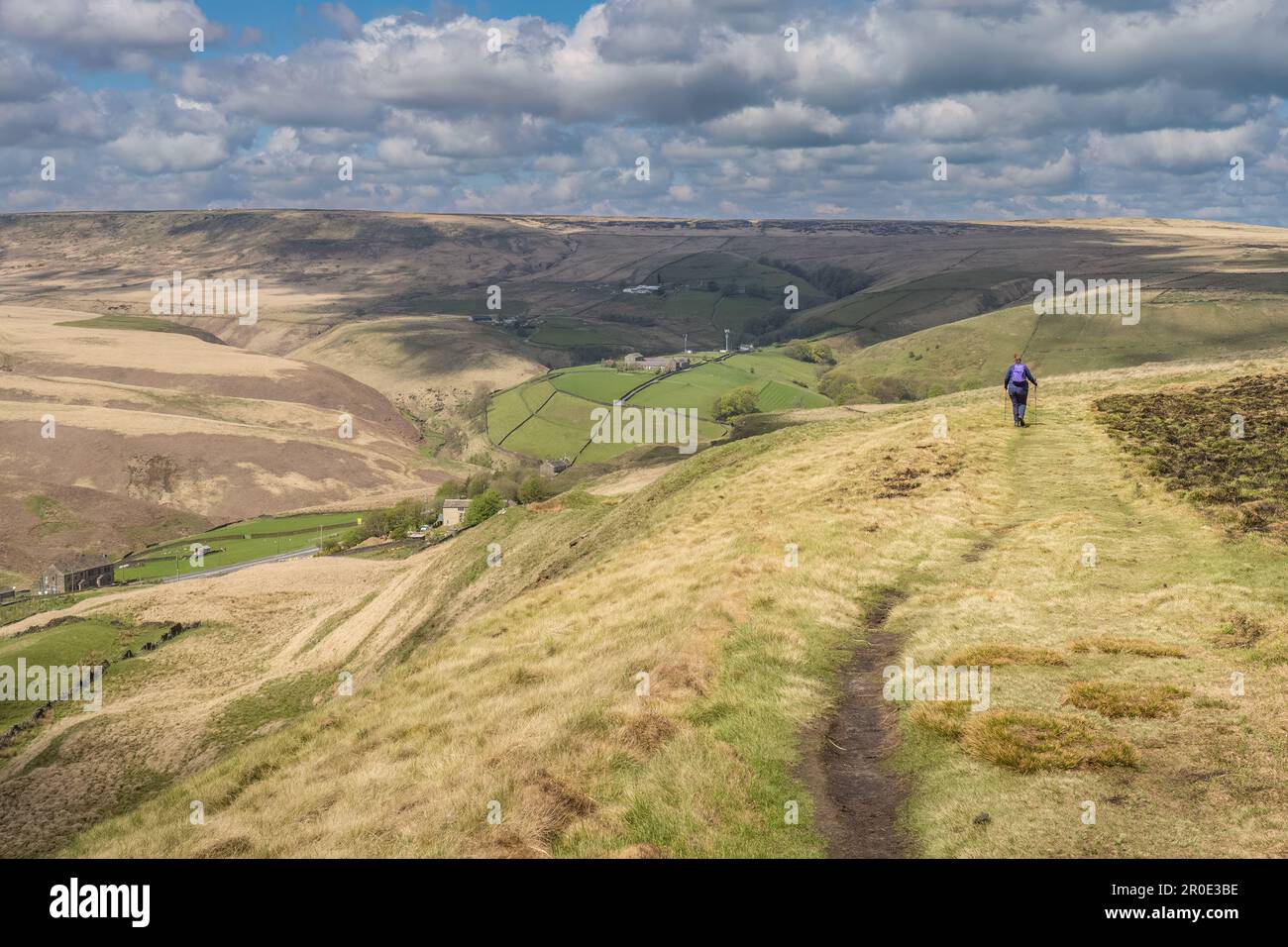 07.05.23 Marsden, West Yorkshire, UK.Woman in collina blu camminando sulla collina di Pule vicino a Marsden nelle pennine meridionali Foto Stock