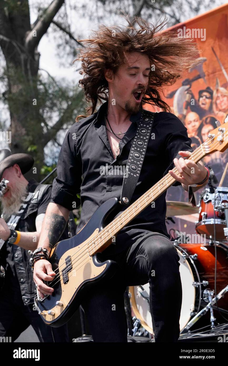 6 maggio 2023: Musicista - Louis Collins, bassista della Jason Charles Miller Band, in scena al 2023 â€œRock per Ronnieâ€ Concerto a favore di Ronnie James Dio Cancer Fund, Los Encinos state Historic Park, Encino, California, USA, 7 maggio, 2023. (Credit Image: © Scott Mitchell/ZUMA Press Wire) SOLO PER USO EDITORIALE! Non per USO commerciale! Foto Stock