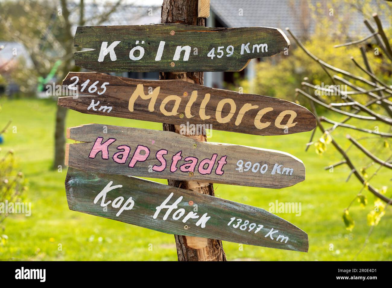 Indicazioni che indicano i luoghi lontani, Nieby, Neukirchen, Quern, Schleswig-Holstein, Germania Foto Stock