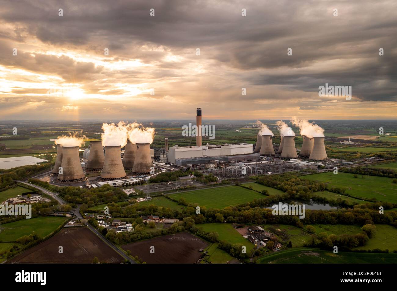 CENTRALE ELETTRICA DRAX, SELBY, REGNO UNITO - 5 MAGGIO 2023. Veduta aerea del paesaggio della centrale Drax nel North Yorkshire con camini fumanti e torri di raffreddamento p Foto Stock