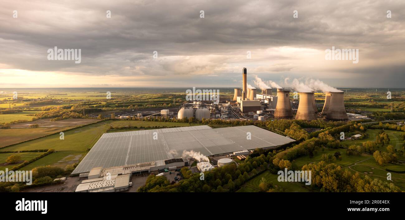 Vista aerea del paesaggio della Drax Power Station e delle insalate inglesi del villaggio lavorando insieme utilizzando il calore in eccesso per riscaldare le serre per la produzione di cibo Foto Stock