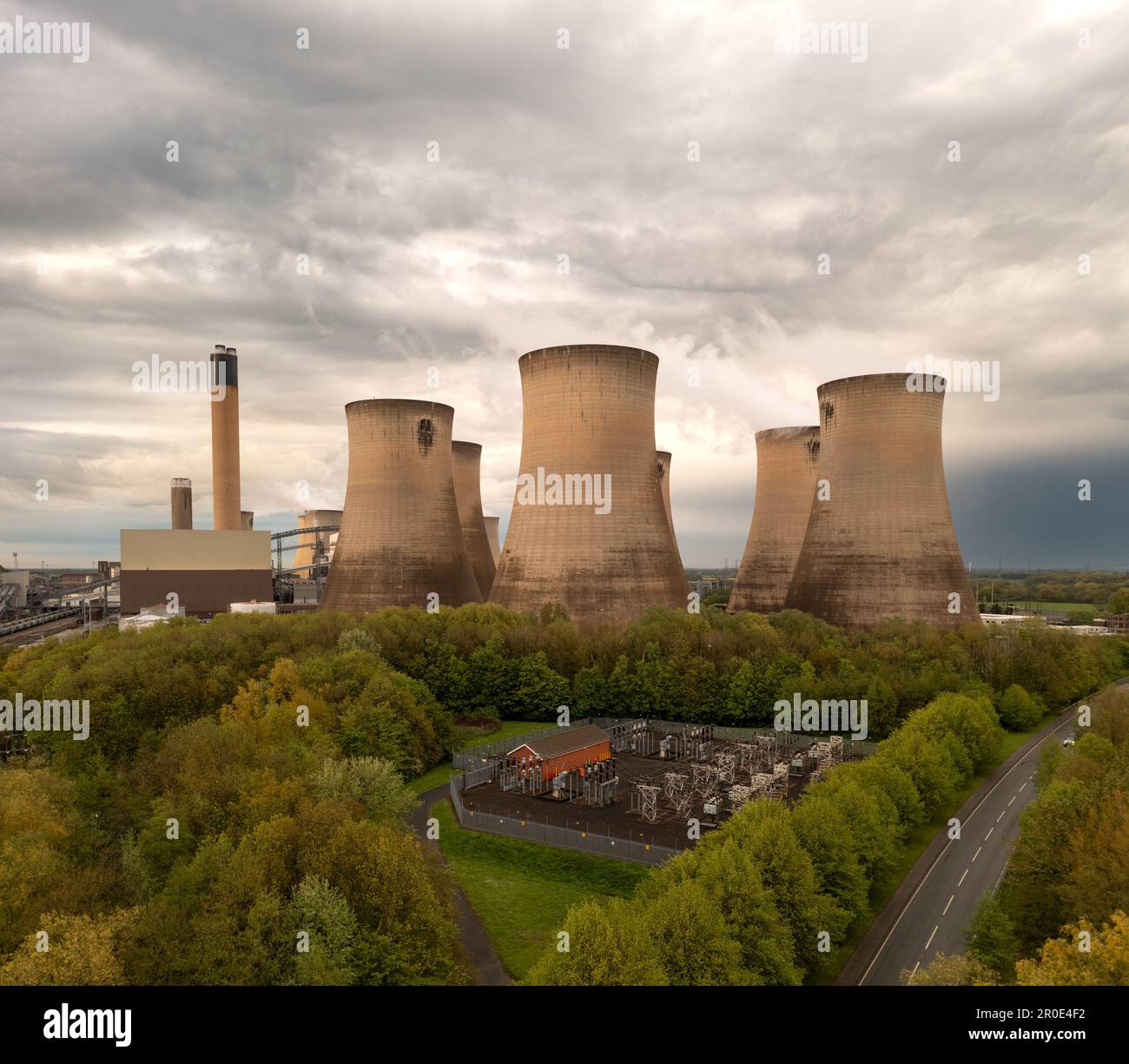Vista aerea del paesaggio di una grande centrale elettrica con sottostazione del generatore elettrico e trasformatore che fornisce energia alla rete nazionale Foto Stock