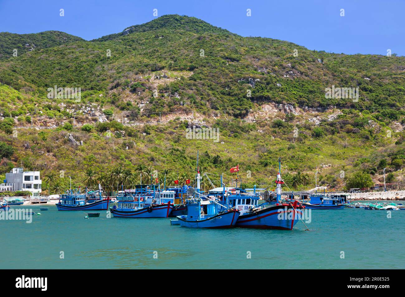 Paesaggio costiero con barche da pesca, baia di Vinh Hy, Vietnam Foto Stock