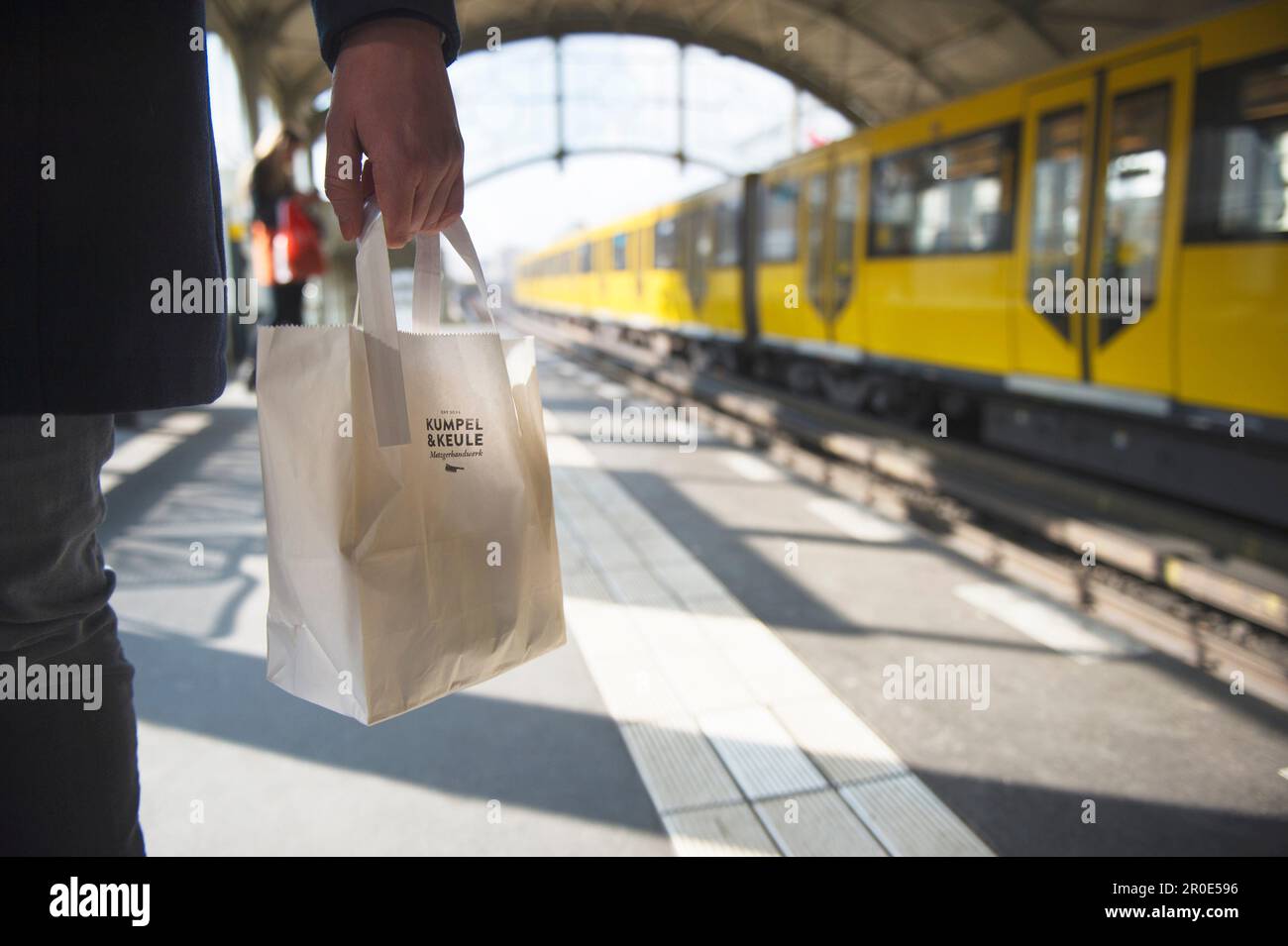 Un sacchetto di carta invece di un sacchetto di plastica sulla metropolitana, Berlino Foto Stock