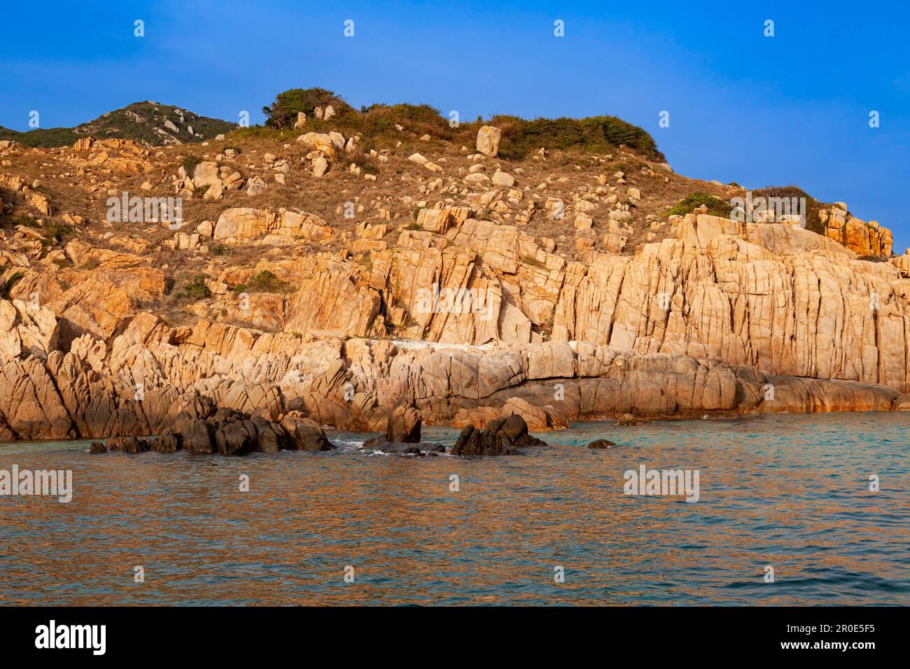 Paesaggio costiero roccioso, Mar Cinese Meridionale, Vinh hy, Provincia di Ninh Thuan, Vietnam Foto Stock