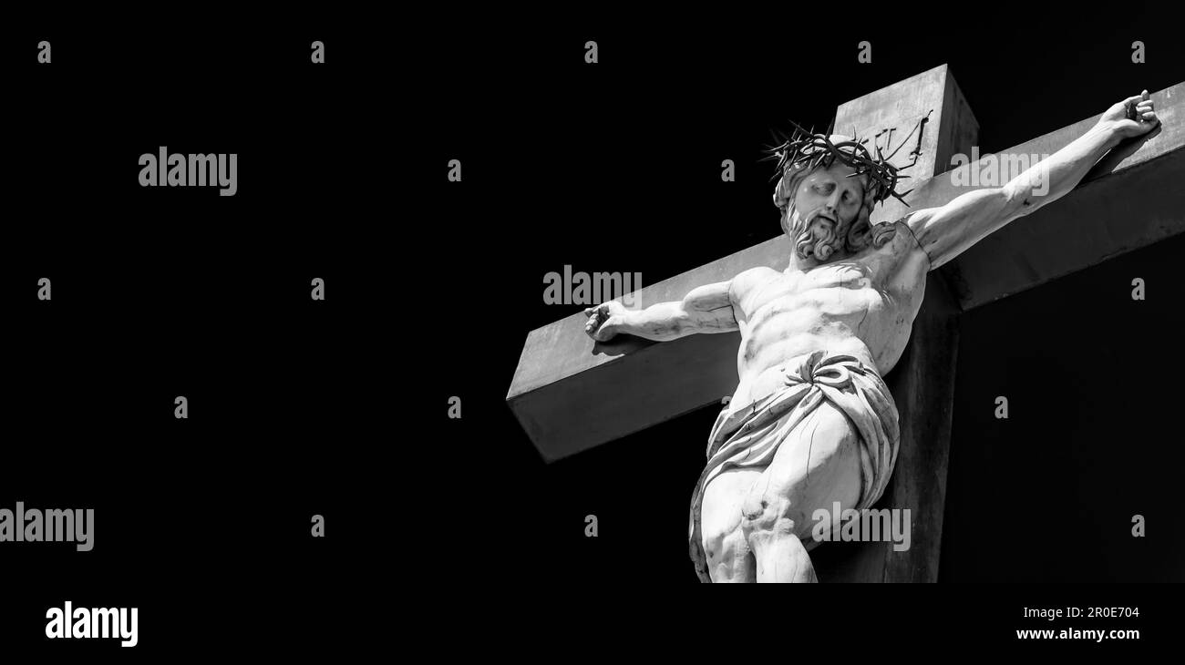Crocifisso in marmo con cielo blu sullo sfondo. Francia, regione della Provenza Foto Stock