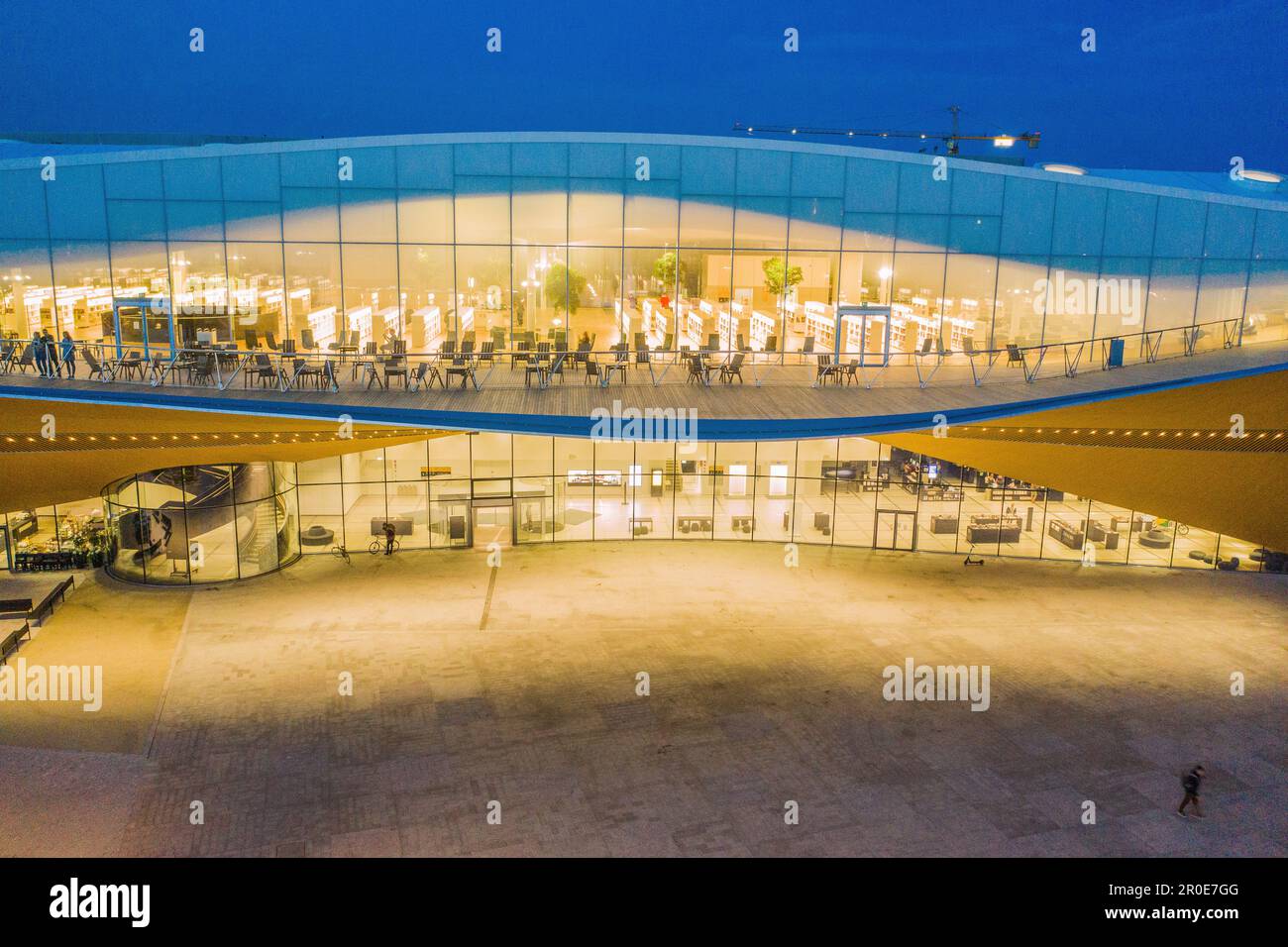 Biblioteca centrale di Oodi di notte, Helsinki, Finlandia Foto Stock