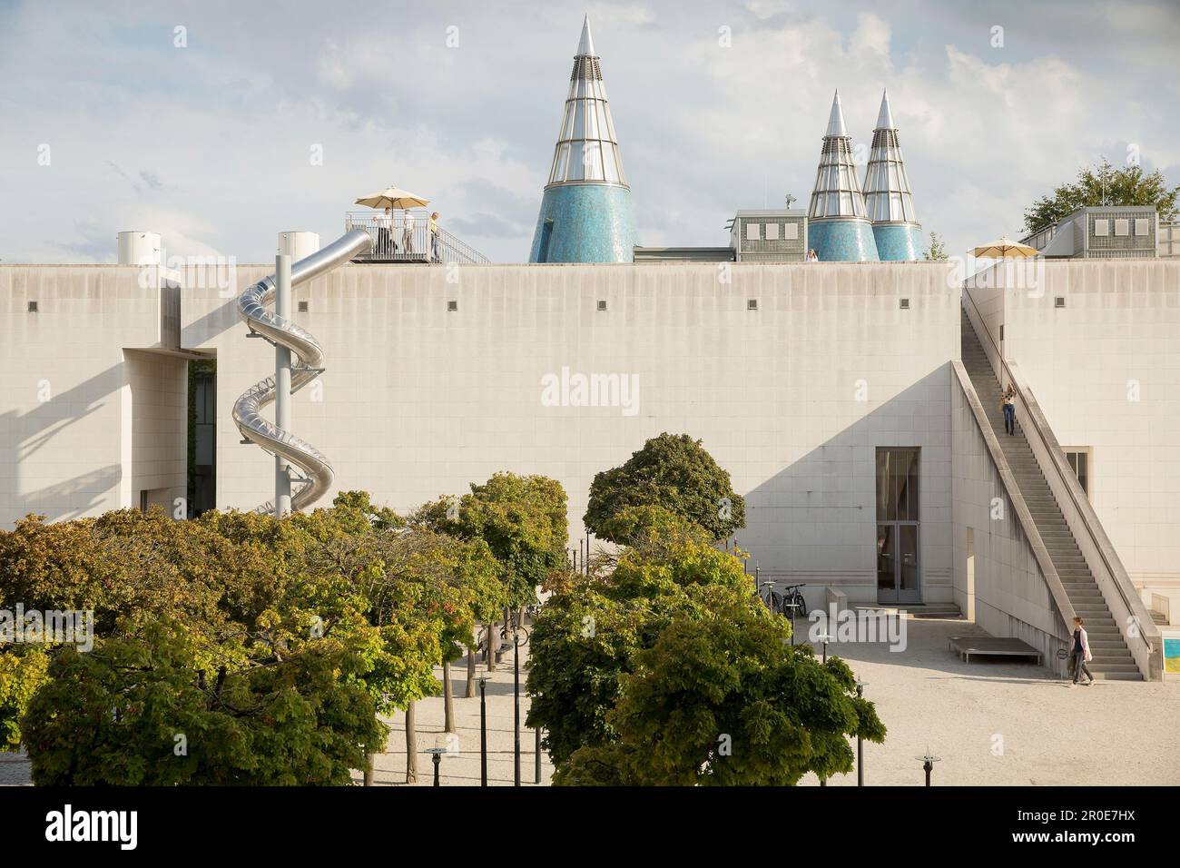 La Sala d'Arte ed esposizione della Repubblica Federale di Germania con lo scivolo di Bonn progettato da Carsten Höller, facciata d'ingresso con tre guglie luminose Foto Stock
