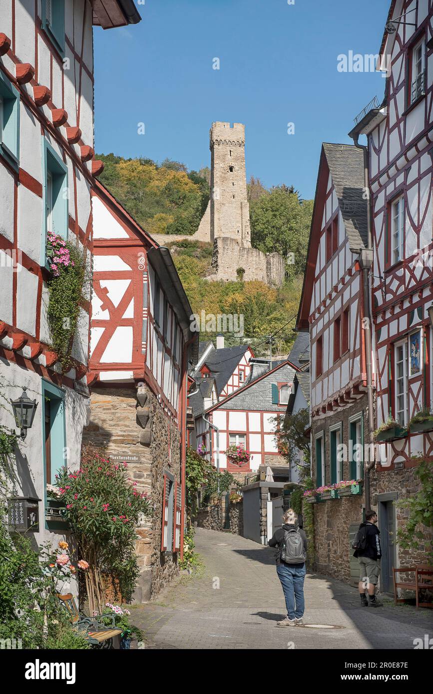 Monreal, Kirchstrasse, villaggio a graticcio, vista del castello di Philippsburg, Renania-Palatinato, Germania Foto Stock