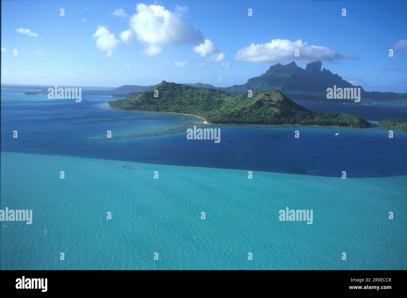 Laufen, Manzoni, Manzoni, , vor Hauptinsel mit Berg Pahia 661m, Bora-Bora, Franzoesisch Polinesien Foto Stock