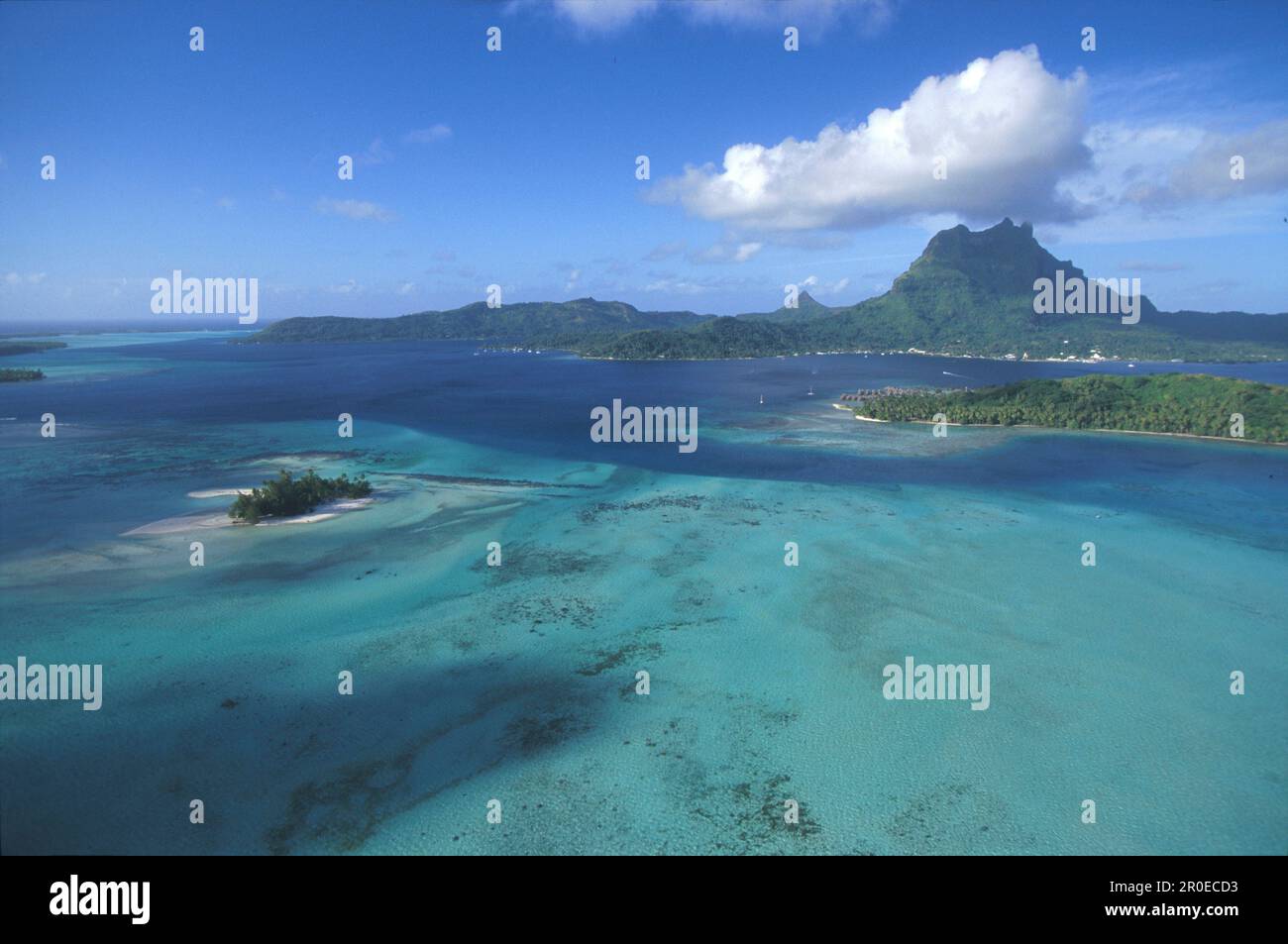 Motu Tapu Insel li., in der Lagune, Hauptinsel mit Berg Pahia 661m, Bora-Bora, Franzoesisch Polinesien Foto Stock