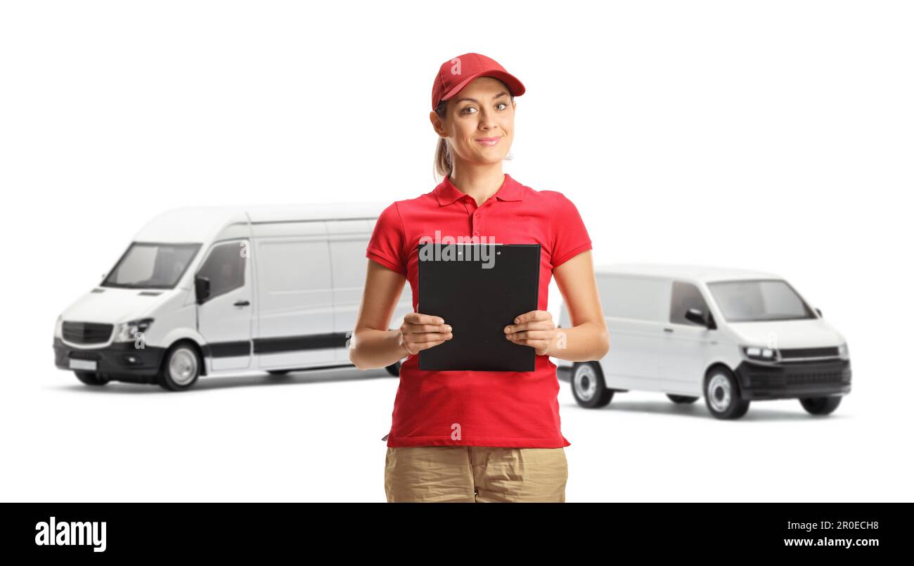 Donna che consegna un documento davanti ai furgoni di trasporto isolato su sfondo bianco Foto Stock