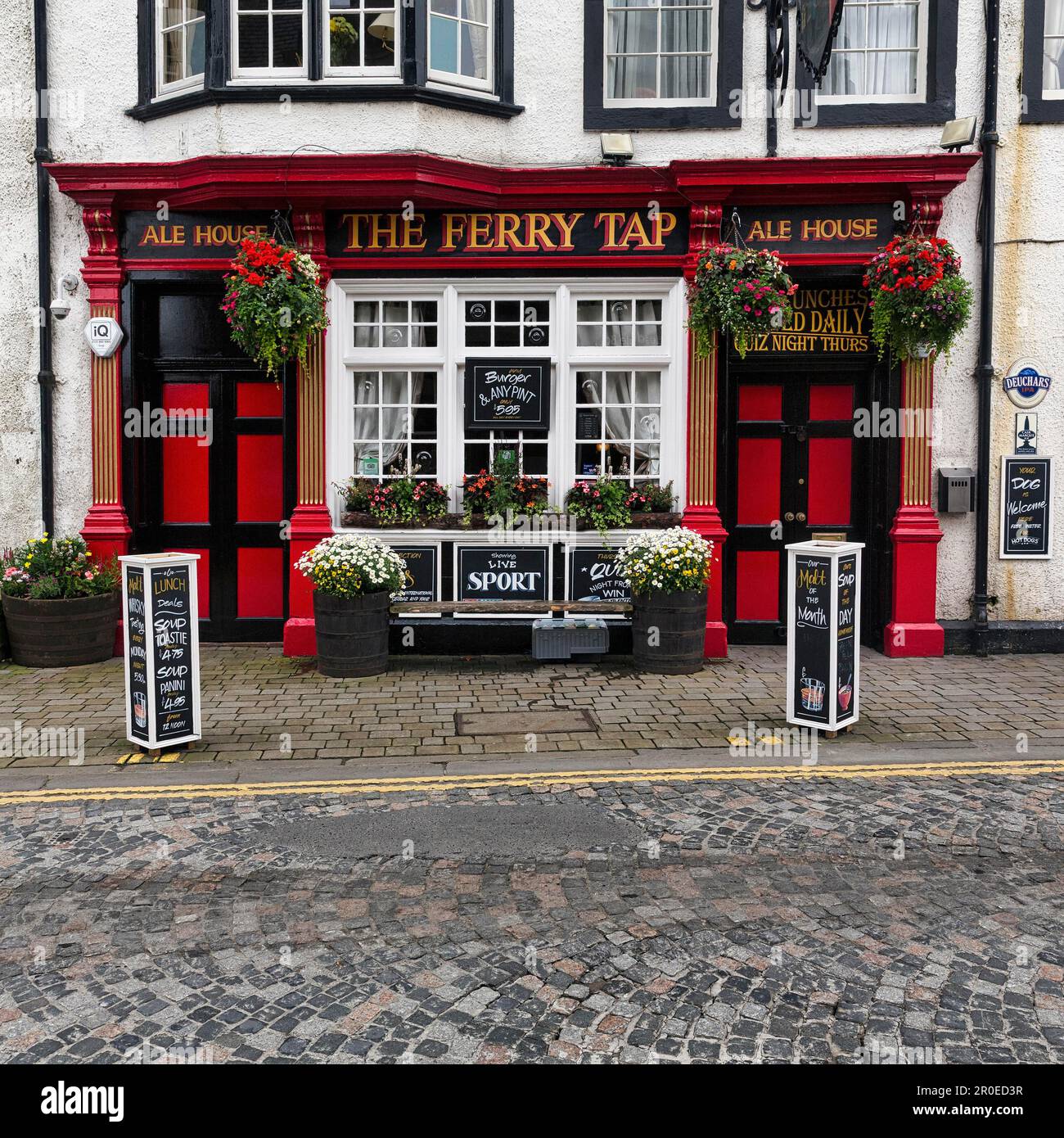 Pub con facciata bianca e rossa, The Ferry Tap, South Queensferry, Edimburgo, Scozia, Regno Unito Foto Stock