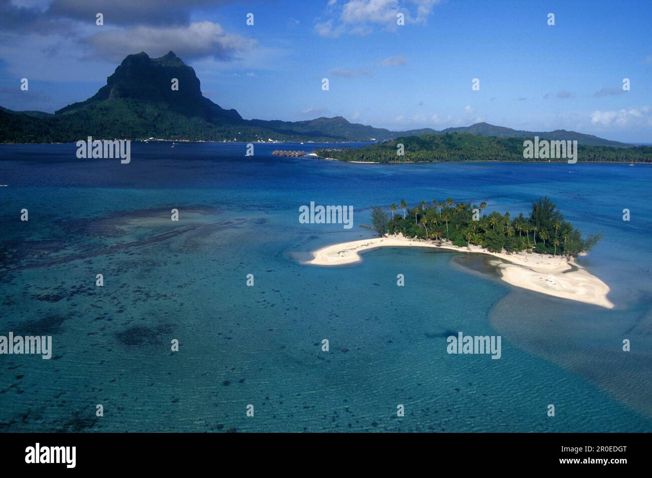 Motu Tapu vor Motu Toopua, Lagune, Hauptinsel mit Monte Pahia Bora-Bora, Franzoesisch-Polinesien Foto Stock