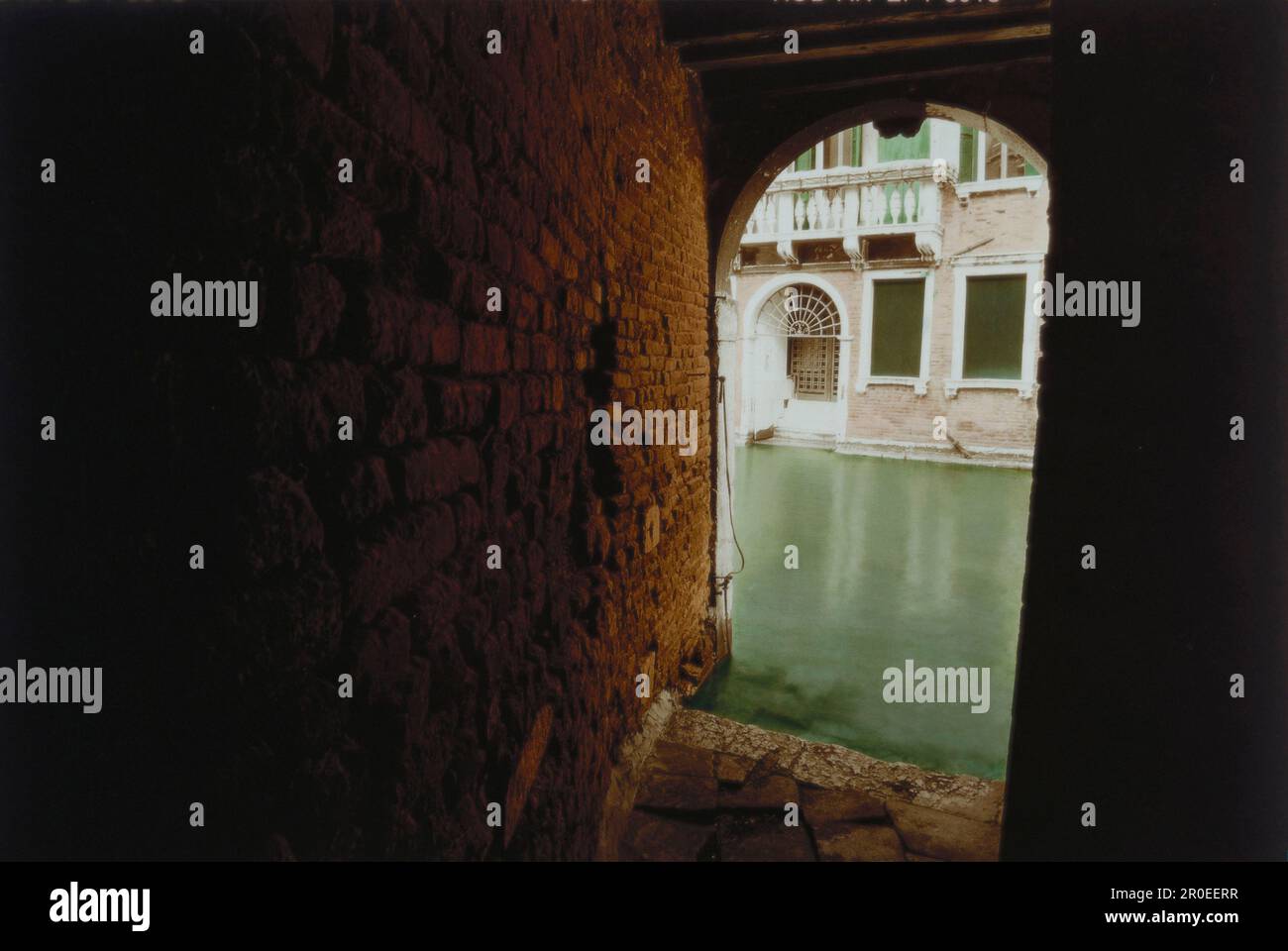 Donna Leon, morte in un Paese strano, Vista attraverso un vicolo, Calle Cocco, Venezia, Italia Foto Stock