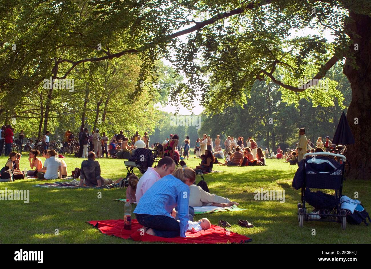 Domenica picnic di giovane famiglia sul verde nel Giardino Inglese, Monaco, Baviera, Germania Foto Stock